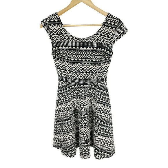 Mossimo Supply Co Black Aztec Print A-line Dress Sz S Short Sleeved Stretch - Picture 1 of 4
